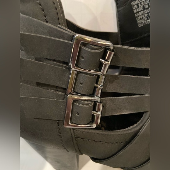 ShoeDazzle~Matte Black Faux Leather Criss Cross Strap Buckle Ankle Boot~Size 8.5 - Picture 5 of 11